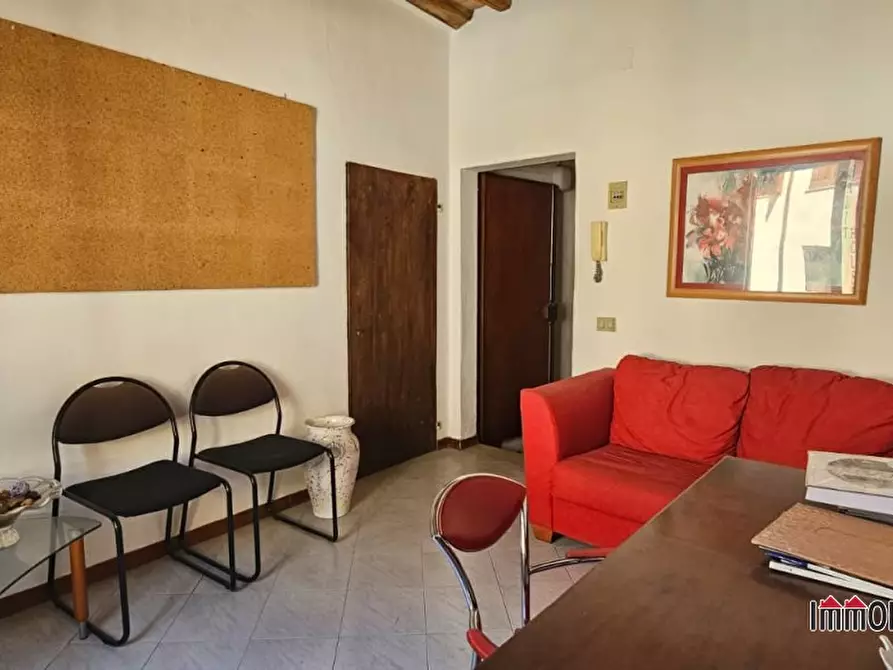 Immagine 2 di Negozio in vendita  a Colle Di Val D'elsa