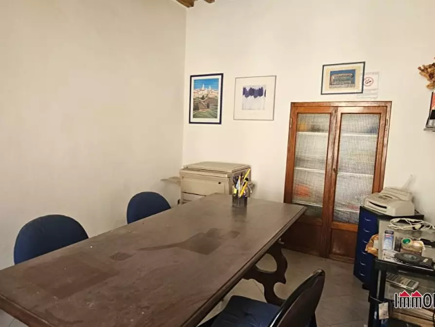 Immagine 1 di Negozio in vendita  a Colle Di Val D'elsa