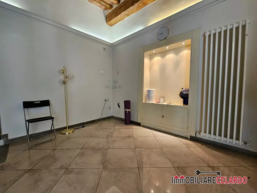 Immagine 5 di Negozio in vendita  a Poggibonsi