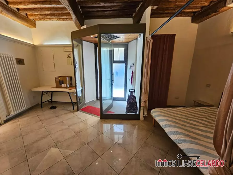 Immagine 3 di Negozio in vendita  a Poggibonsi