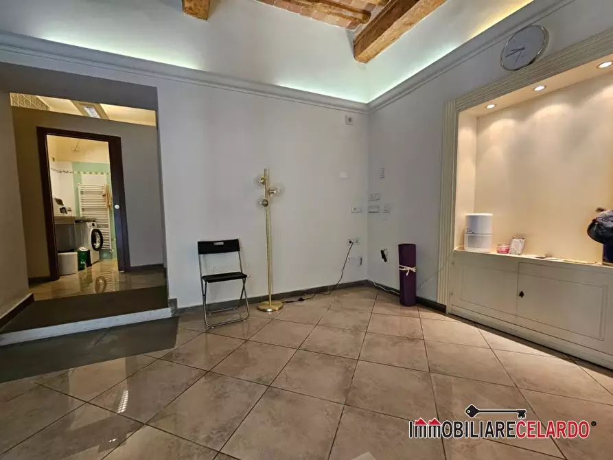 Immagine 6 di Negozio in vendita  a Poggibonsi