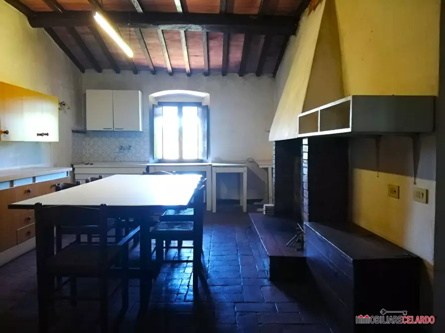 Immagine 10 di Negozio in vendita  a Castellina In Chianti