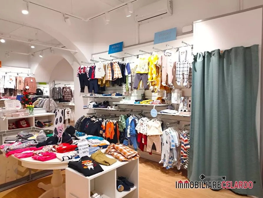 Immagine 5 di Negozio in vendita  a Colle Di Val D'elsa