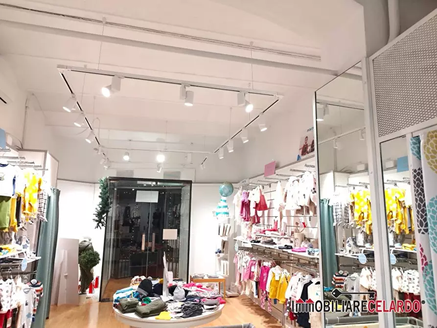 Immagine 10 di Negozio in vendita  a Colle Di Val D'elsa