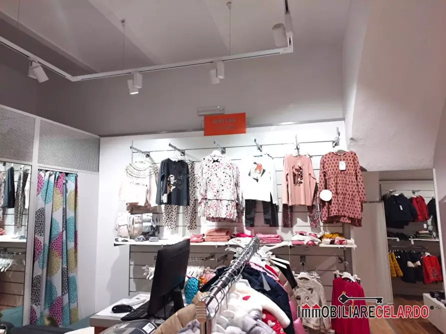 Immagine 8 di Negozio in vendita  a Colle Di Val D'elsa