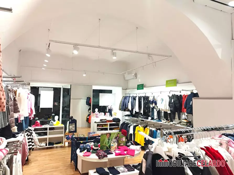 Immagine 6 di Negozio in vendita  a Colle Di Val D'elsa