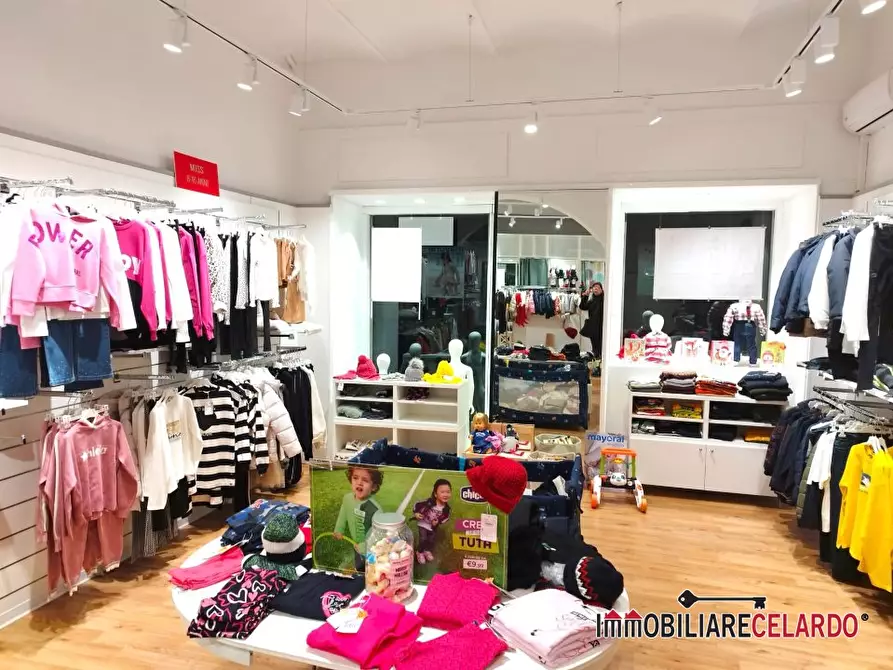 Immagine 4 di Negozio in vendita  a Colle Di Val D'elsa