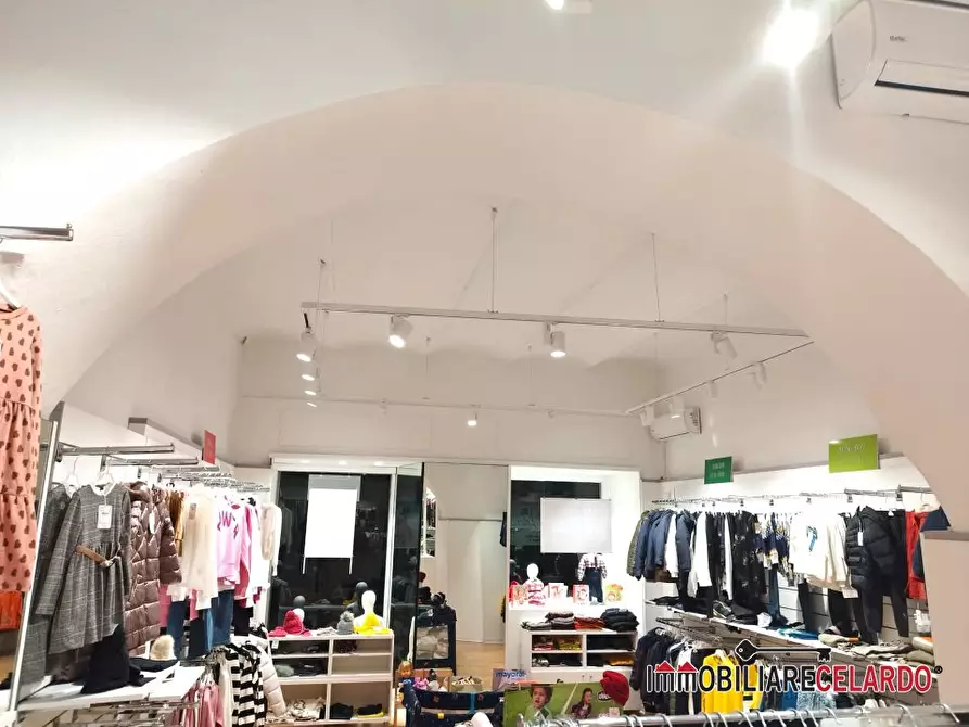 Immagine 7 di Negozio in vendita  a Colle Di Val D'elsa