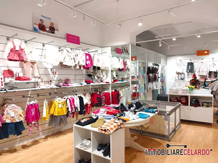 Immagine 3 di Negozio in vendita  a Colle Di Val D'elsa