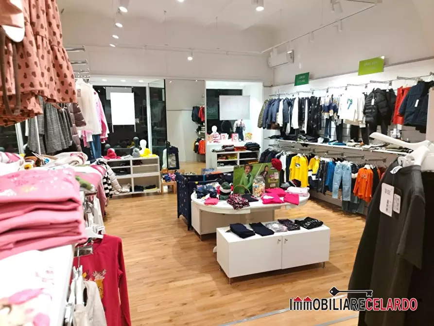 Immagine 9 di Negozio in vendita  a Colle Di Val D'elsa