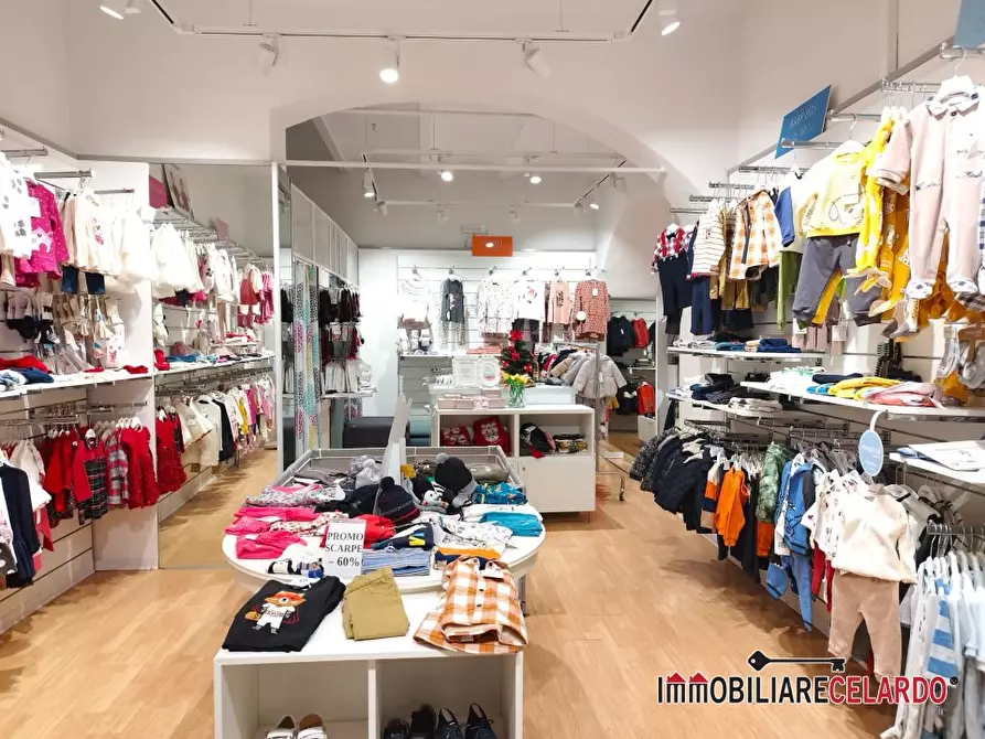 Immagine 1 di Negozio in vendita  a Colle Di Val D'elsa