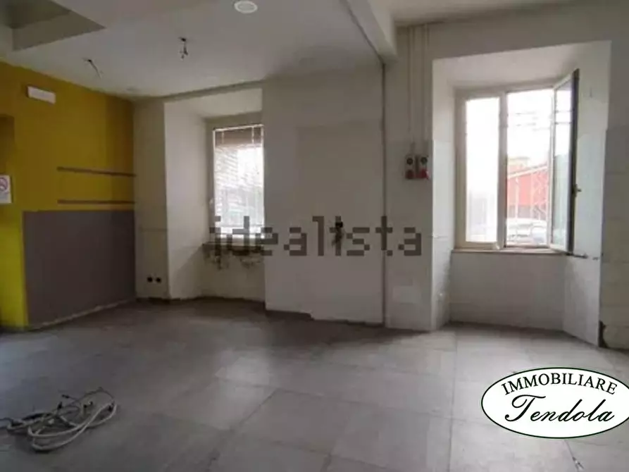 Immagine 2 di Negozio in vendita  a Sarzana