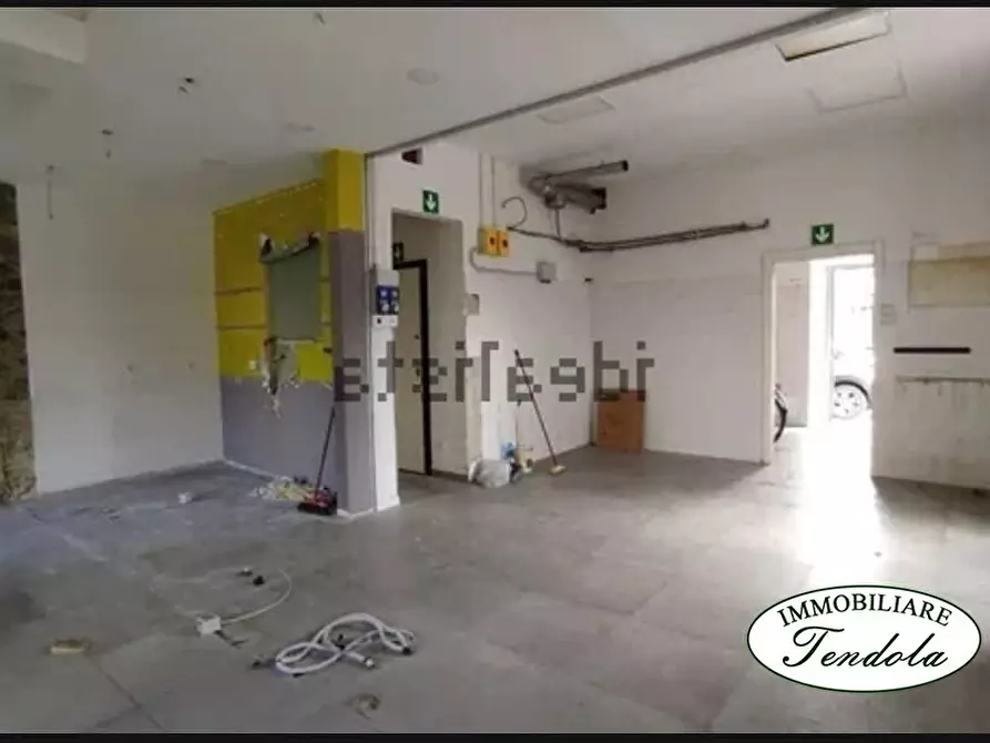 Immagine 4 di Negozio in vendita  a Sarzana