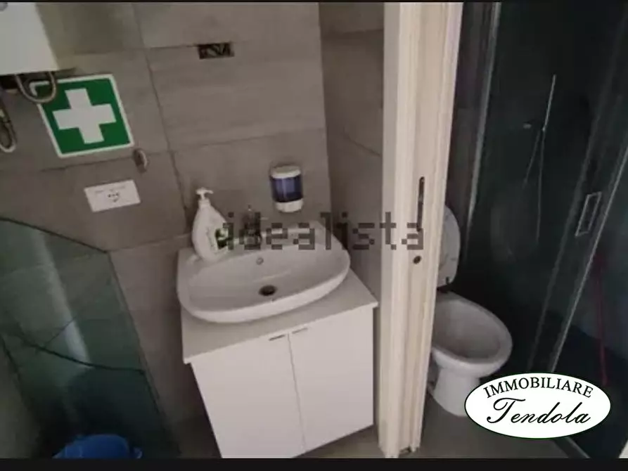 Immagine 6 di Negozio in vendita  a Sarzana