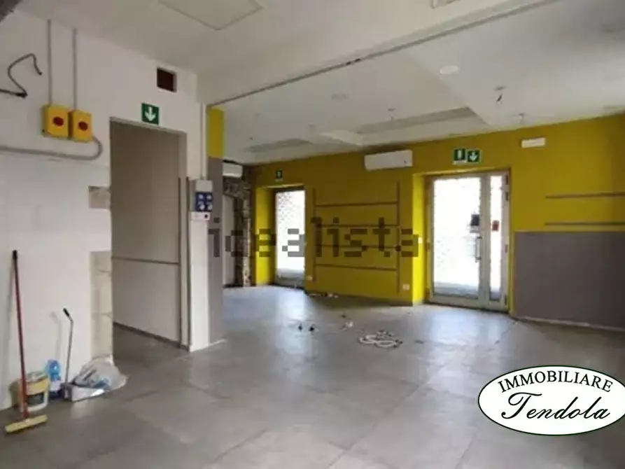 Immagine 1 di Negozio in vendita  a Sarzana