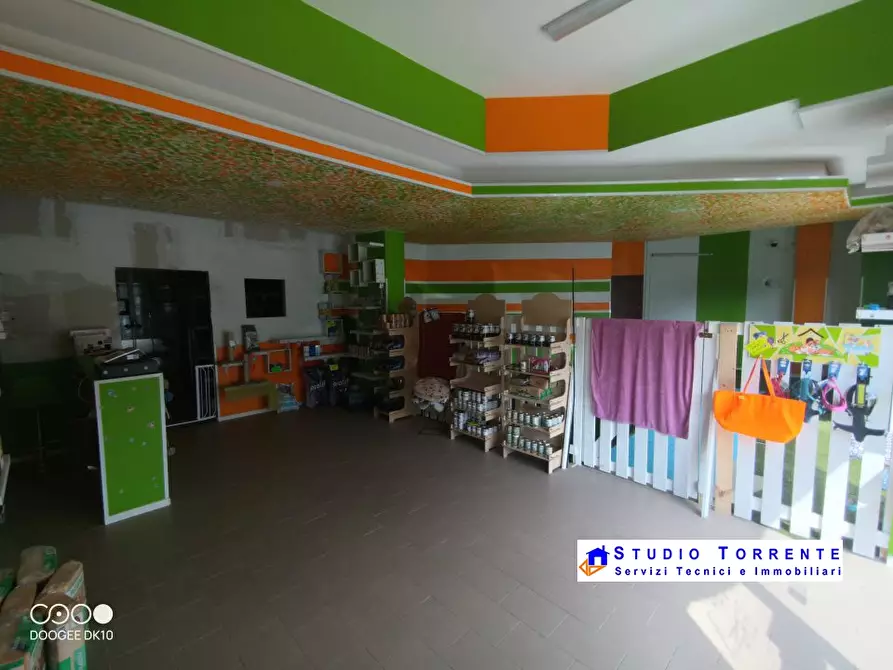 Immagine 9 di Negozio in vendita  a Cormano