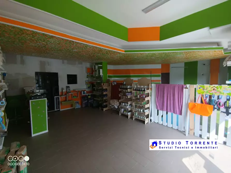 Immagine 6 di Negozio in vendita  a Cormano