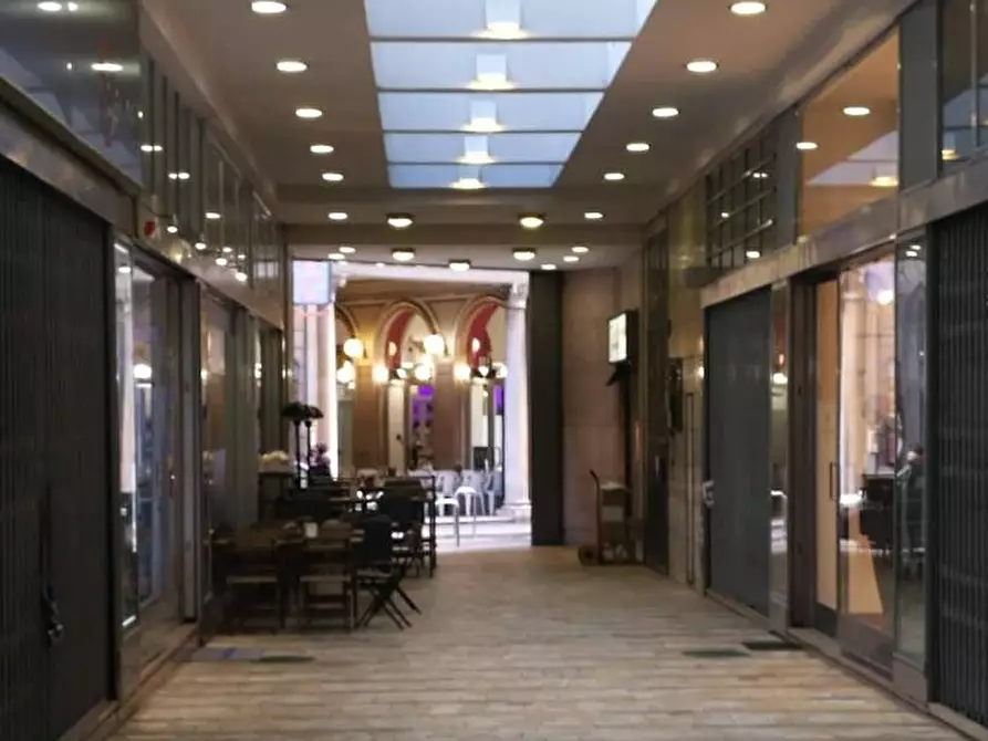 Immagine 4 di Negozio in vendita  a Milano