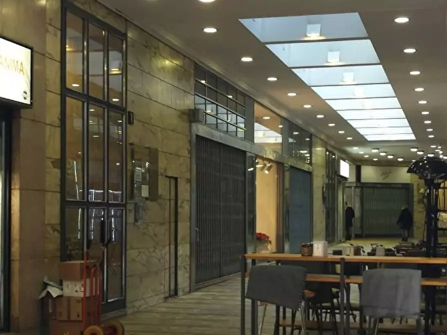 Immagine 2 di Negozio in vendita  a Milano