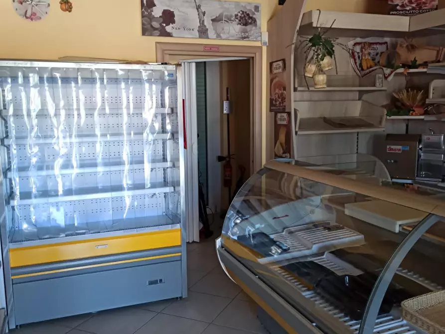 Immagine 2 di Negozio in vendita  a Cepagatti