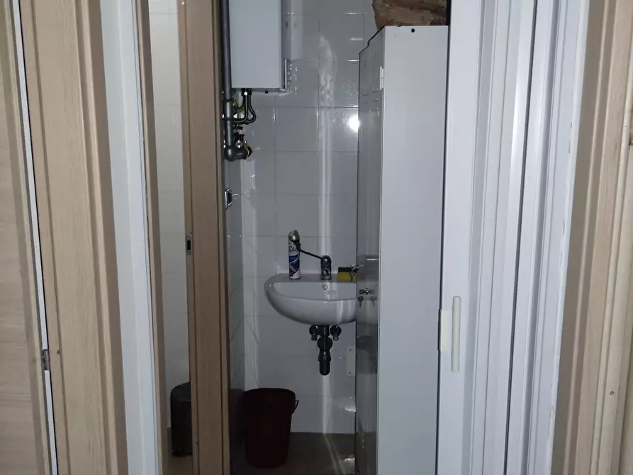 Immagine 10 di Negozio in vendita  a Catignano