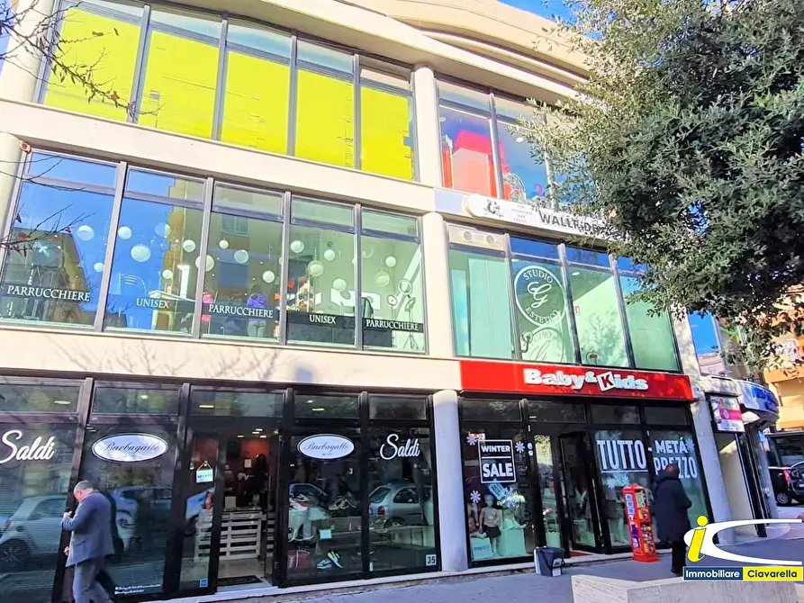 Immagine 1 di Negozio in vendita  a Ladispoli