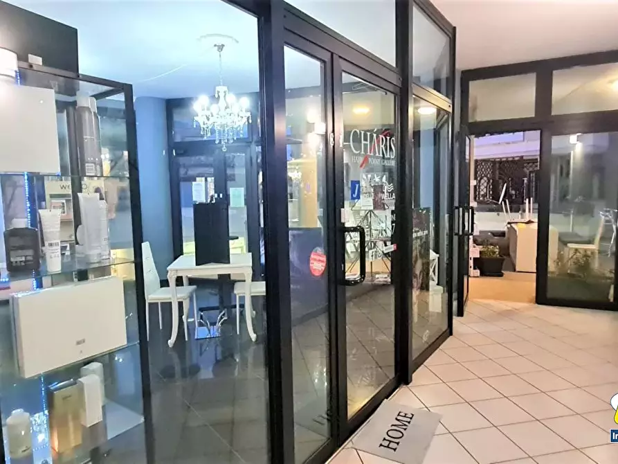 Immagine 5 di Negozio in vendita  a Ladispoli