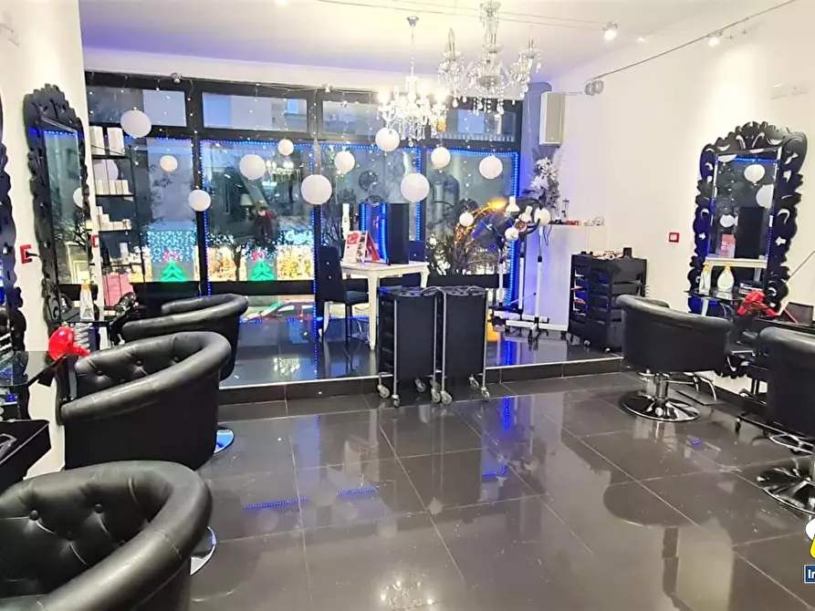 Immagine 6 di Negozio in vendita  a Ladispoli