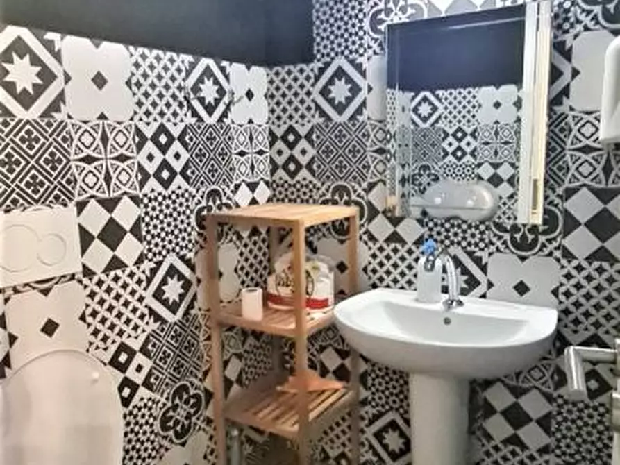 Immagine 9 di Negozio in vendita  a Ladispoli