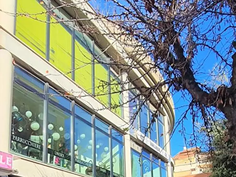 Immagine 2 di Negozio in vendita  a Ladispoli