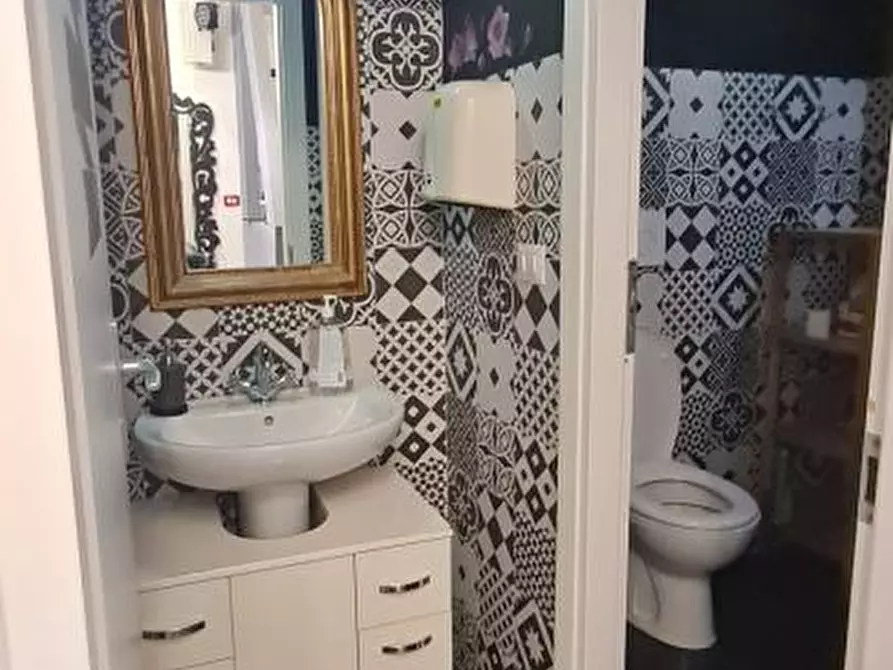 Immagine 10 di Negozio in vendita  a Ladispoli