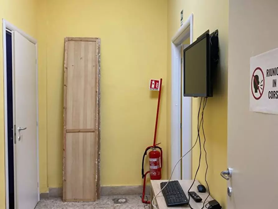 Immagine 8 di Negozio in vendita  a Ladispoli