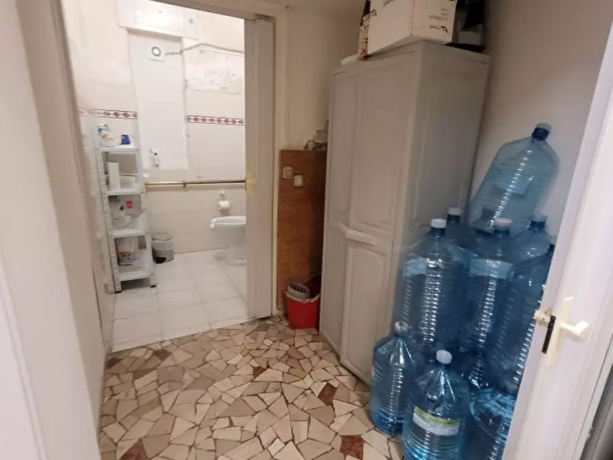 Immagine 10 di Negozio in vendita  a Ladispoli