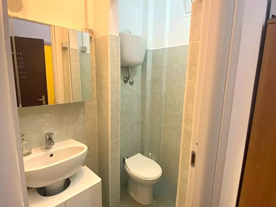 Immagine 4 di Negozio in vendita  a Ladispoli