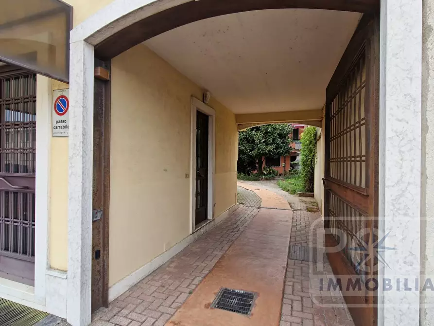 Immagine 5 di Negozio in vendita  a San Giovanni Lupatoto