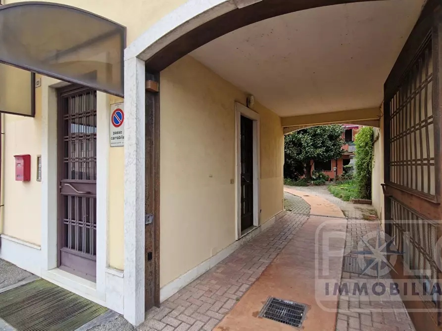Immagine 3 di Negozio in vendita  a San Giovanni Lupatoto