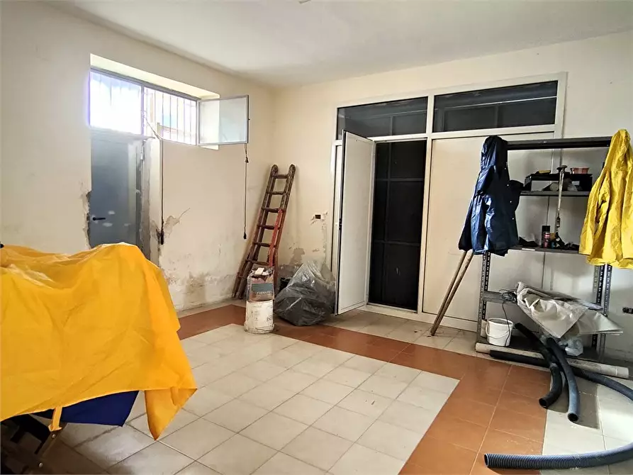 Immagine 9 di Negozio in vendita  6 a Pozzuoli