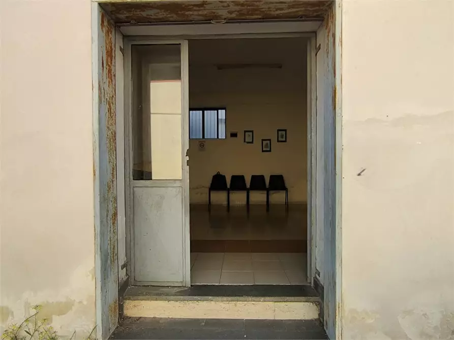 Immagine 1 di Negozio in vendita  6 a Pozzuoli