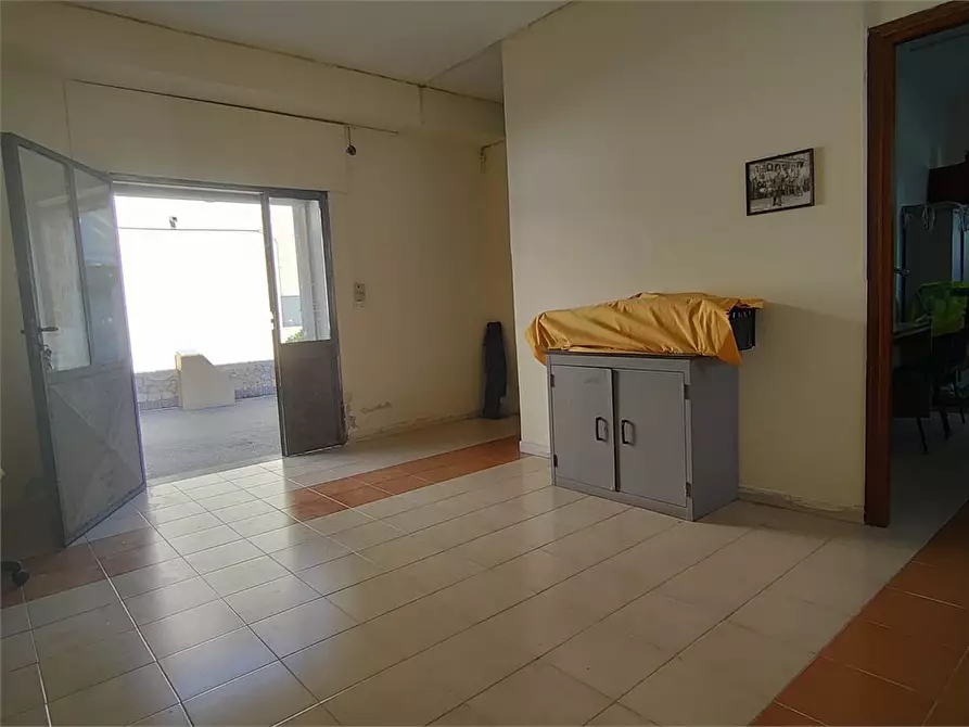 Immagine 2 di Negozio in vendita  6 a Pozzuoli