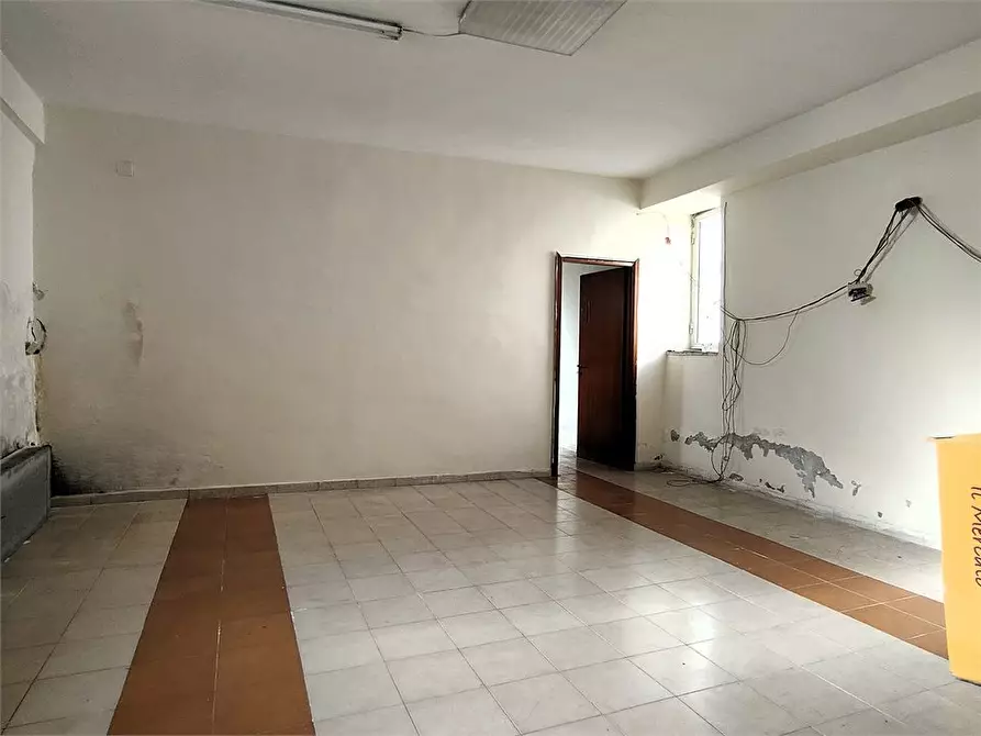 Immagine 6 di Negozio in vendita  6 a Pozzuoli
