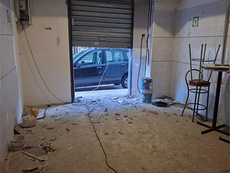 Immagine 9 di Negozio in vendita  a Casoria