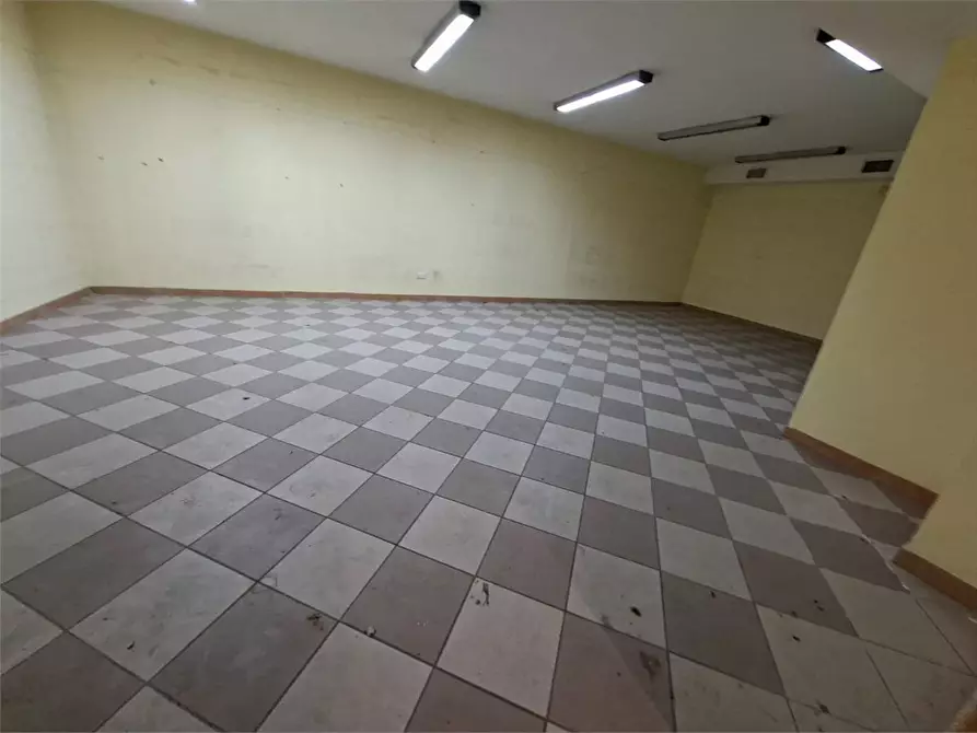 Immagine 7 di Negozio in vendita  a Casoria