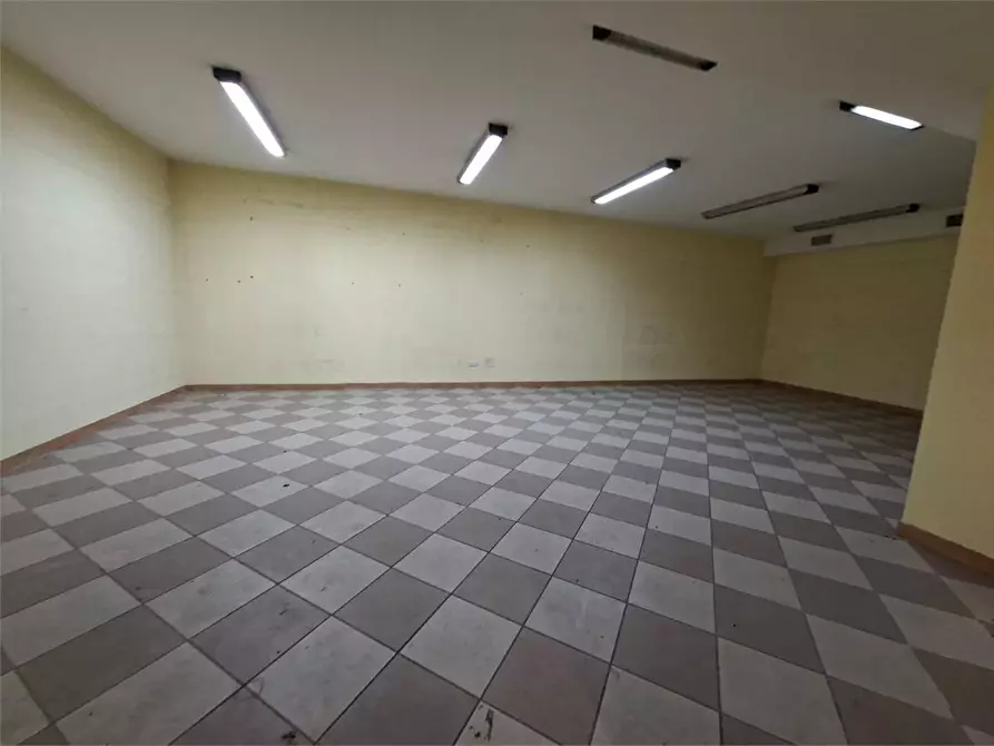 Immagine 6 di Negozio in vendita  a Casoria