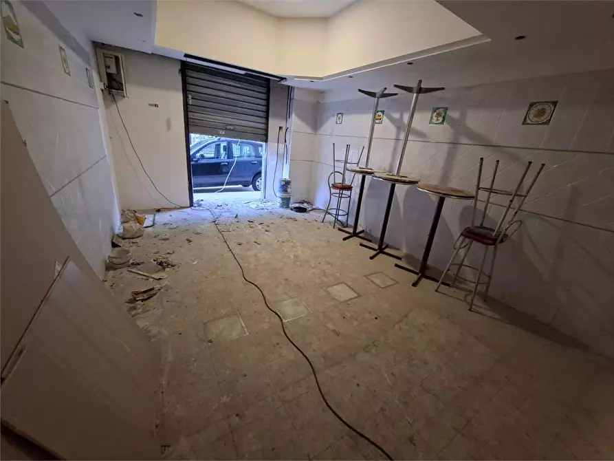 Immagine 10 di Negozio in vendita  a Casoria