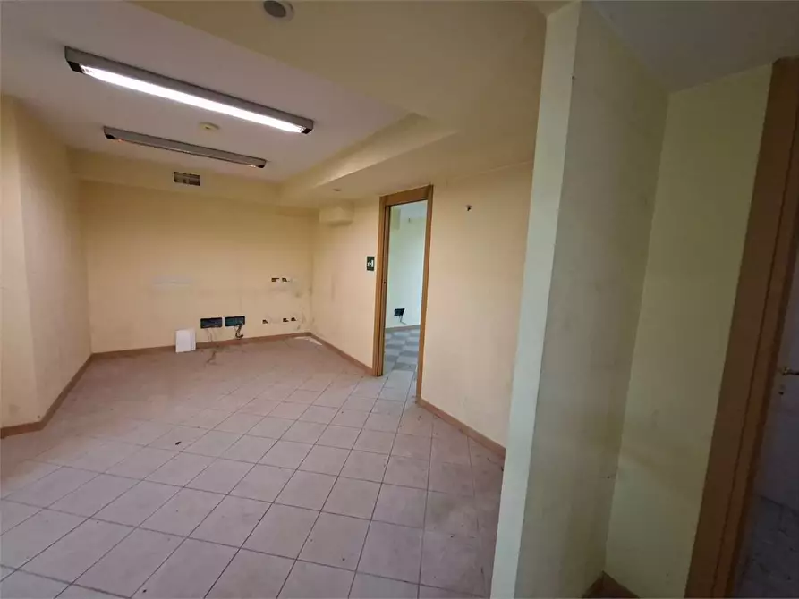 Immagine 5 di Negozio in vendita  a Casoria