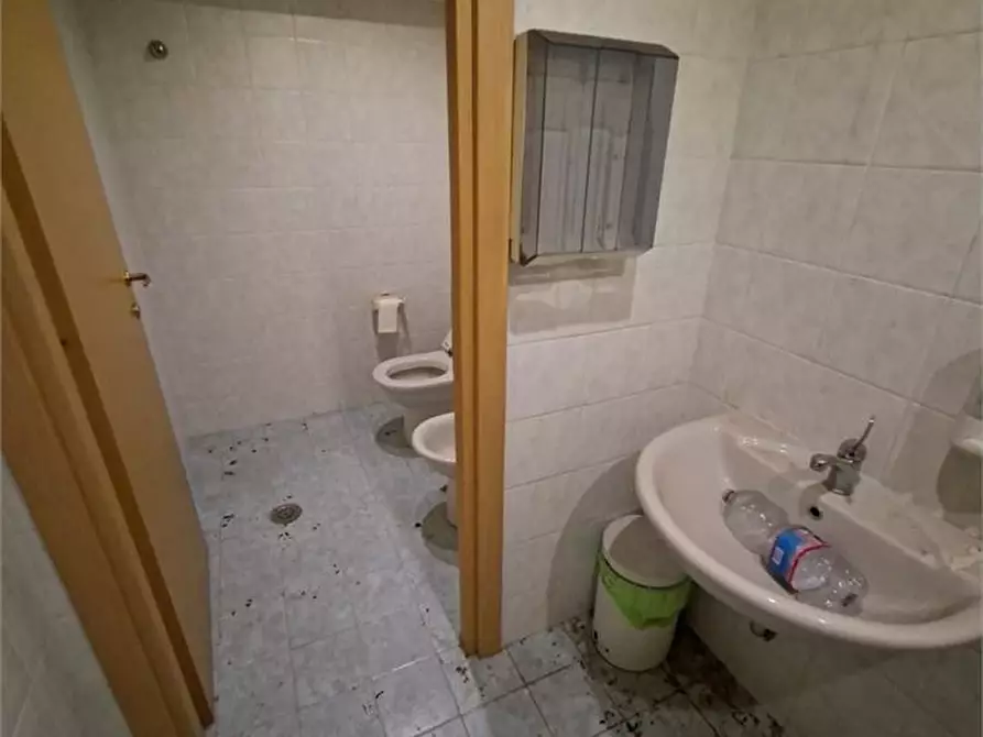 Immagine 2 di Negozio in vendita  a Casoria