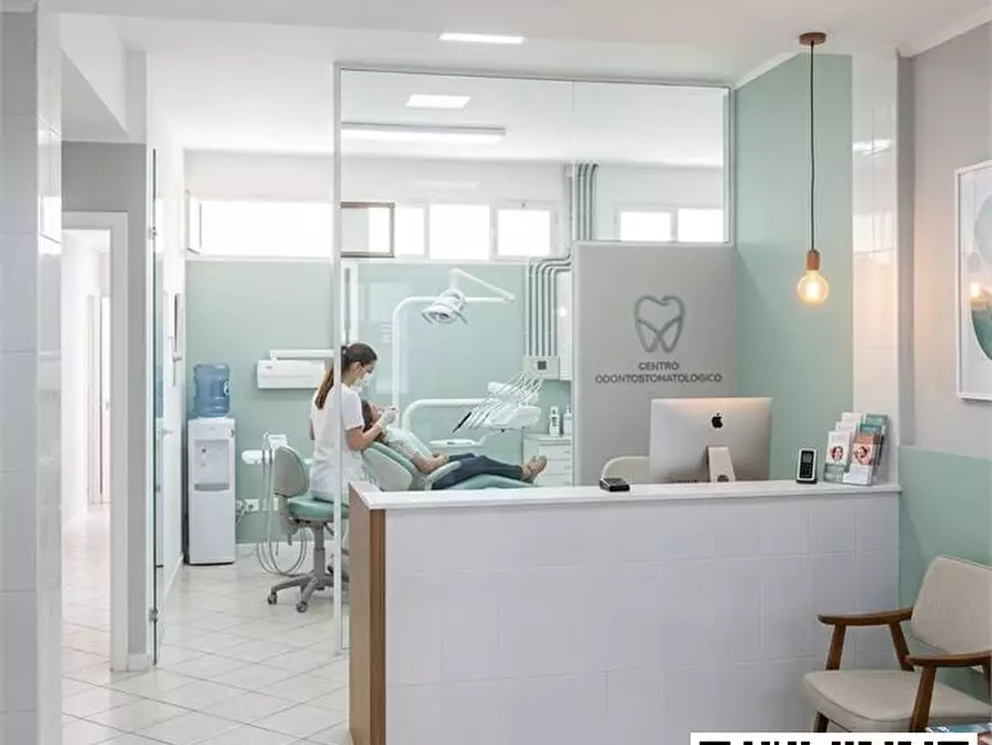 Immagine 5 di Negozio in vendita  a Casoria