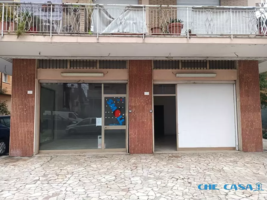 Immagine 1 di Negozio in vendita  a Rimini