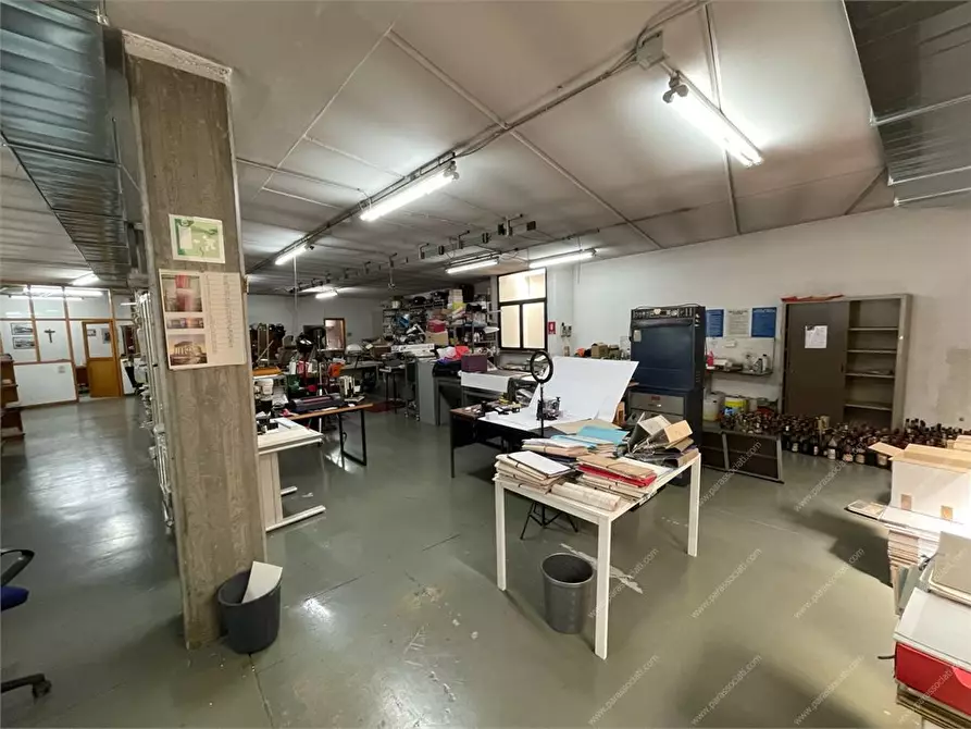 Immagine 9 di Palazzo in vendita  18 a Milano