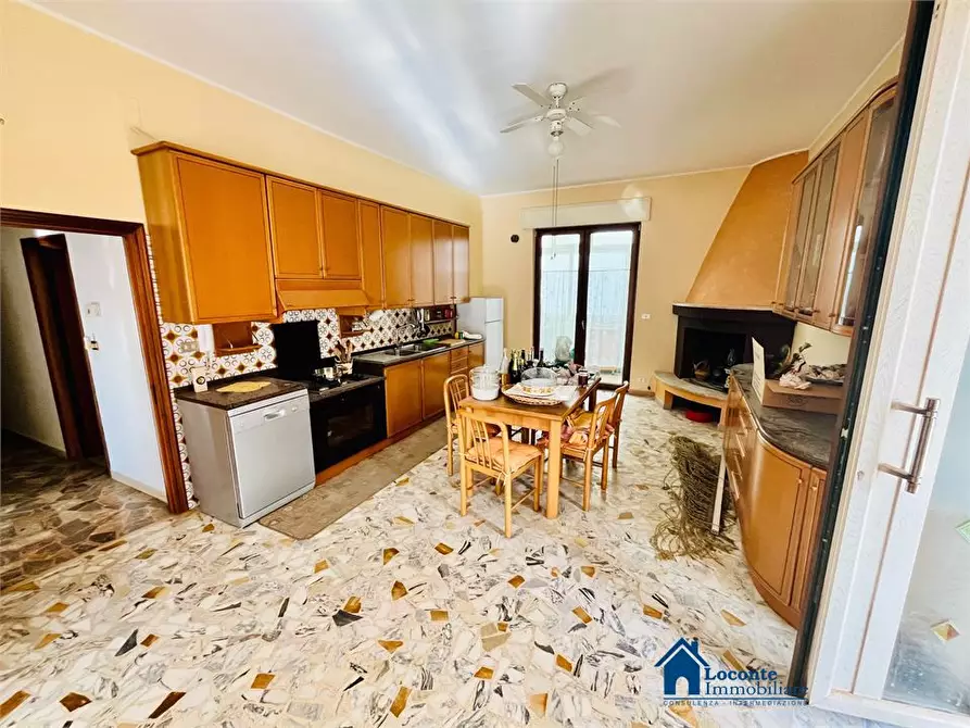 Immagine 5 di Villa in vendita  a Capurso